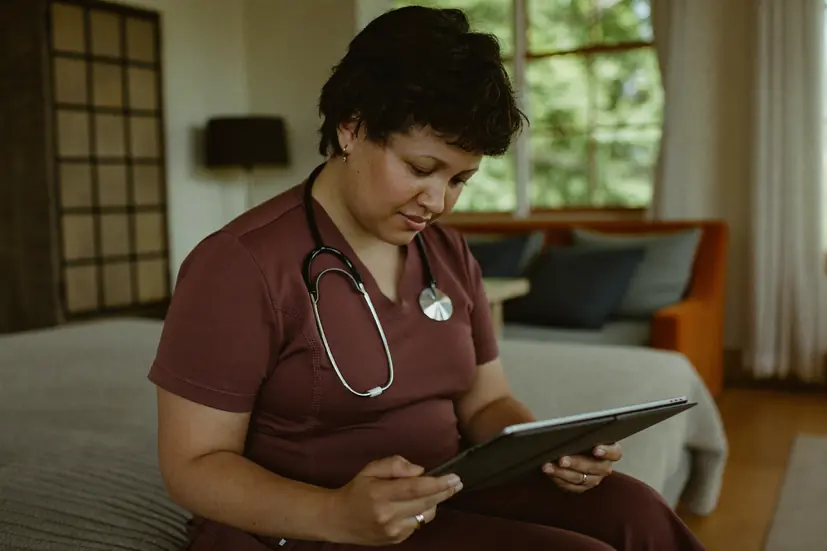 Hebamme arbeitet entspannt mit den Community-Vorlagen am Tablet